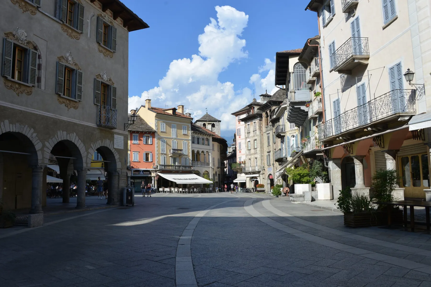 Piazza del Mercato a Domodossola, con i portici